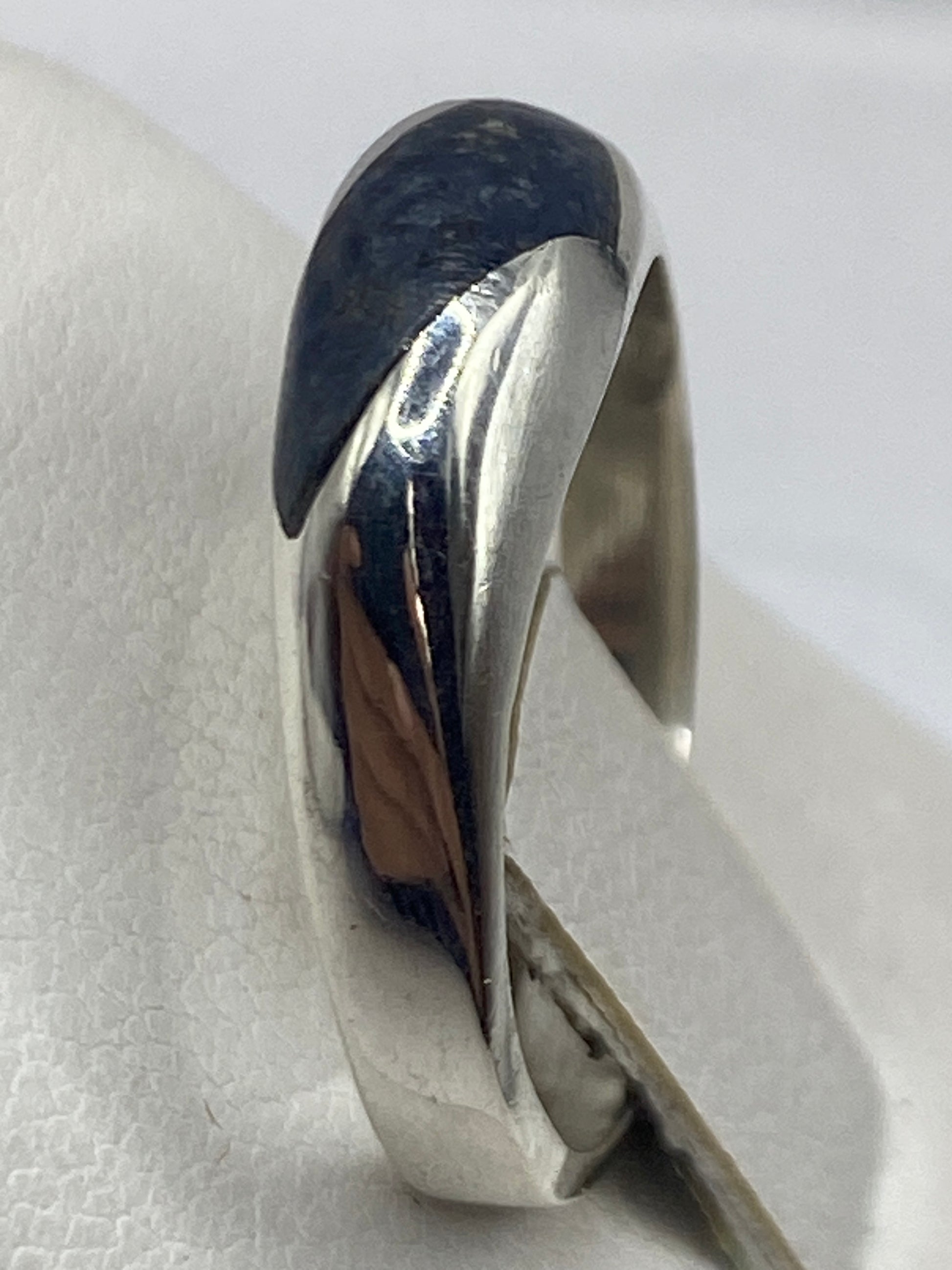 Detalle del lapislázuli con vetas doradas en plata .925