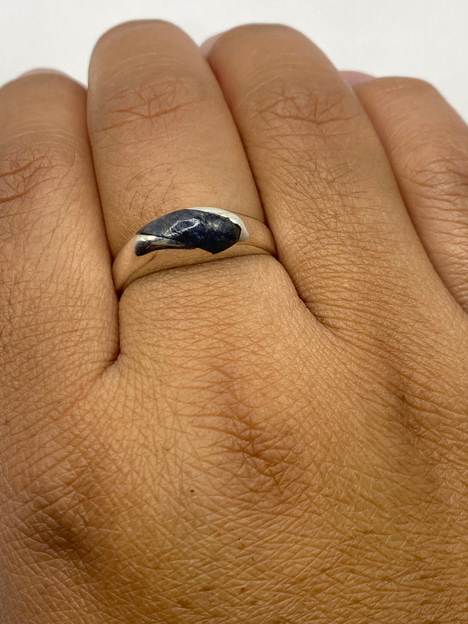 Anillo en la mano mostrando el sello 925 MEXICO en la banda interior