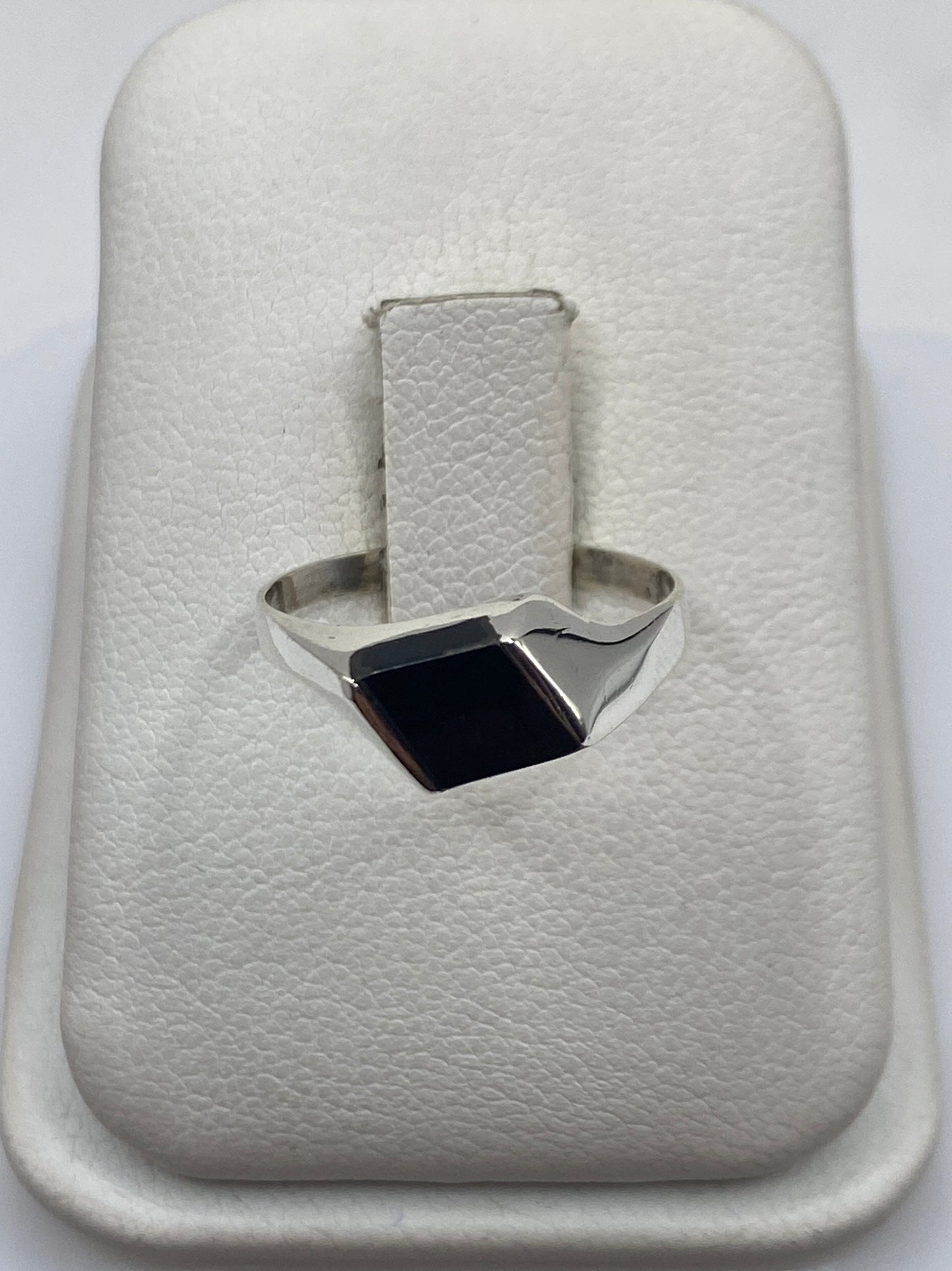 Anillo de plata solitario con ónix negro pulido en estuche de presentación