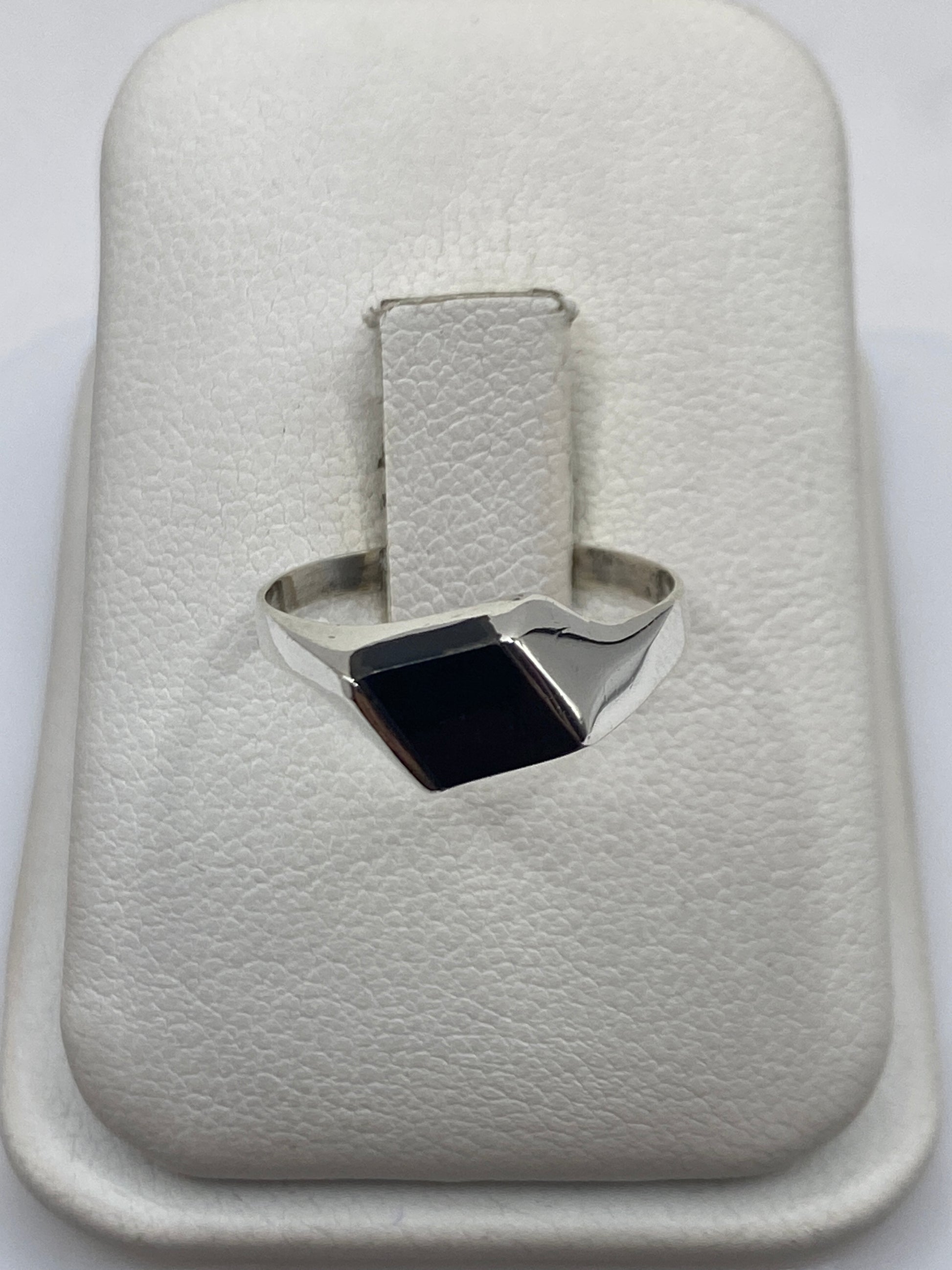 Anillo de plata solitario con ónix negro pulido en estuche de presentación