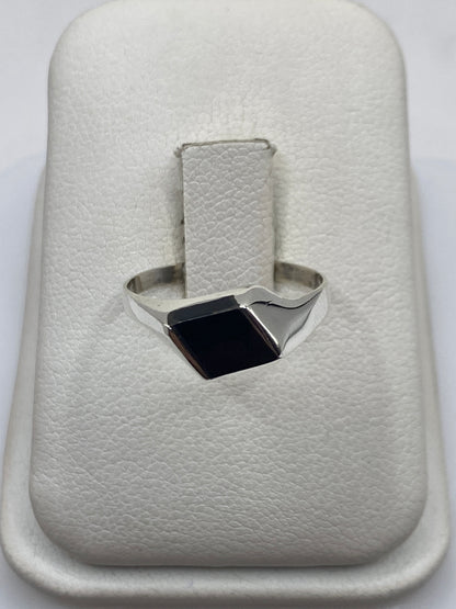 Anillo de plata solitario con ónix negro pulido en estuche de presentación