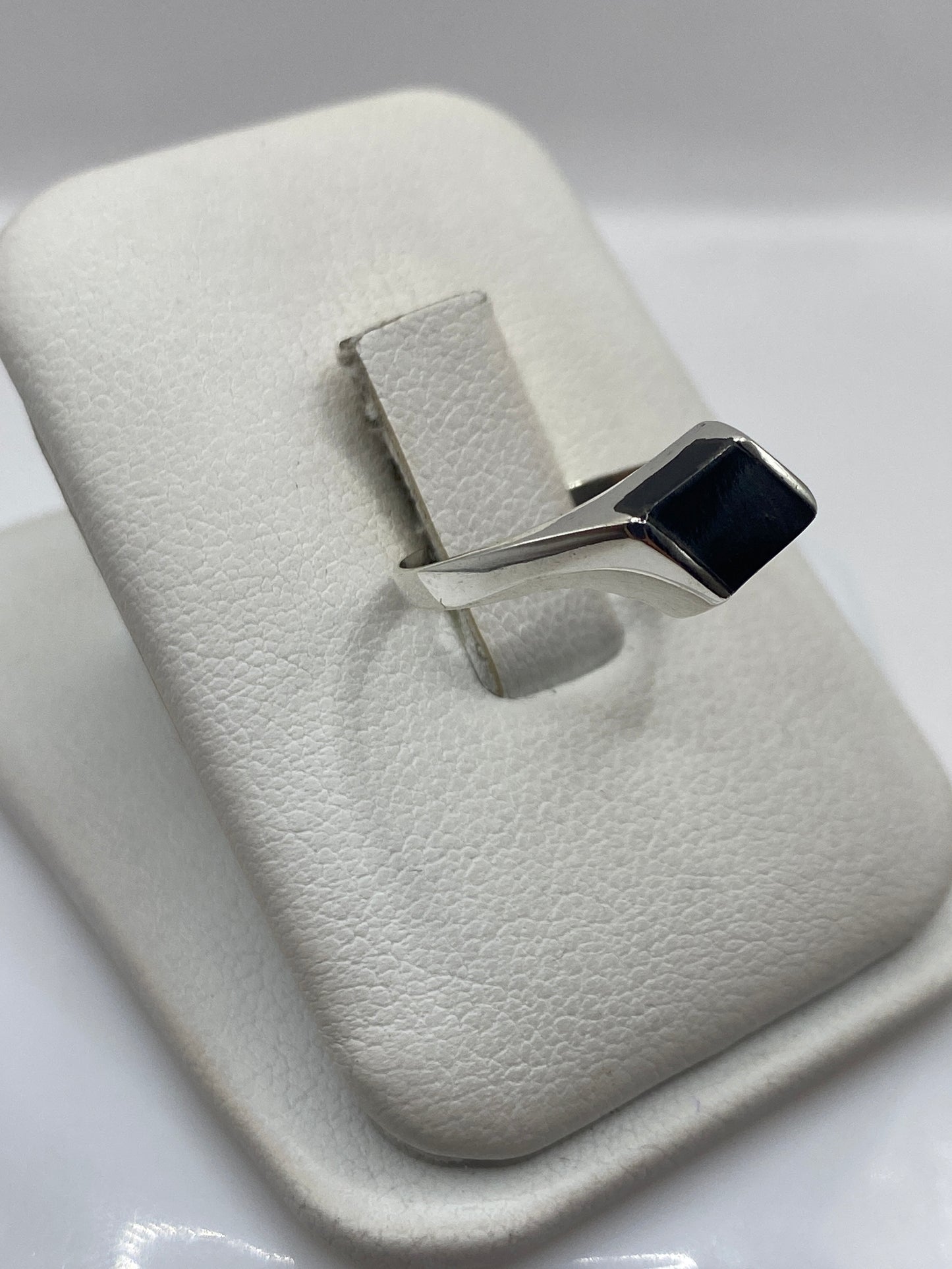 Anillo minimalista de plata .925 con piedra ónix negro sobre dedo