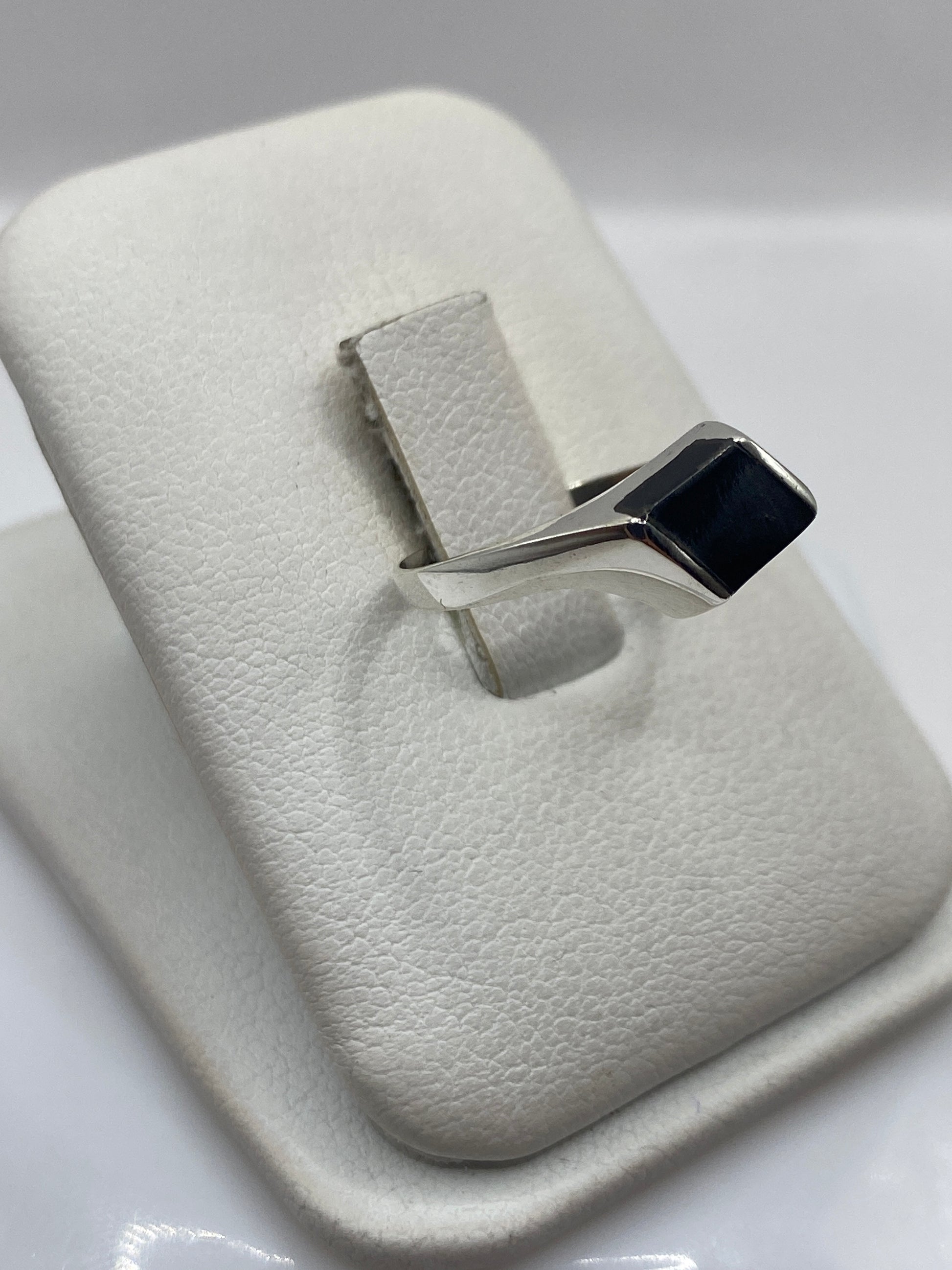 Anillo minimalista de plata .925 con piedra ónix negro sobre dedo