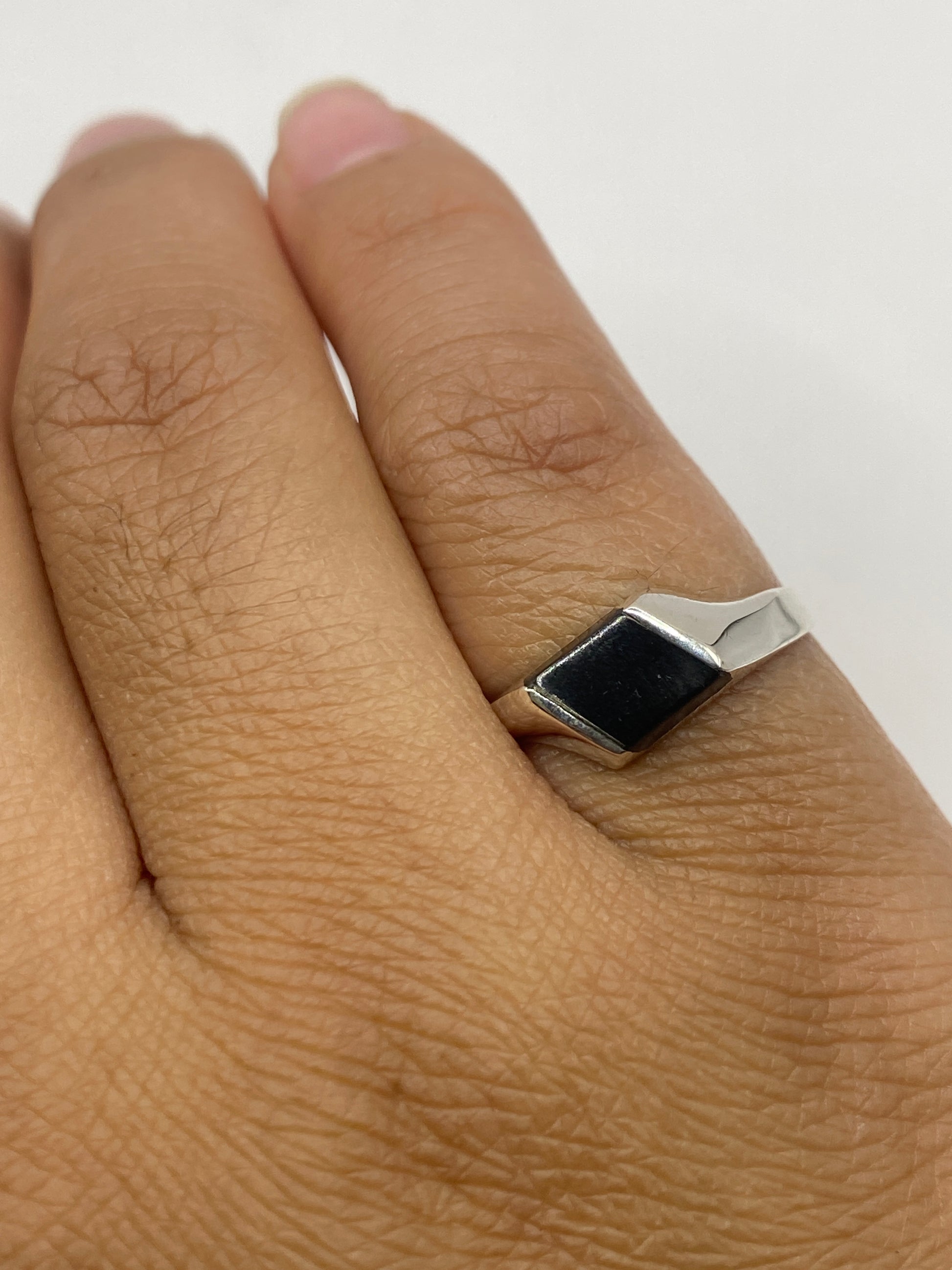 Anillo solitario ónix visto de frente mostrando sello .925 MEXICO