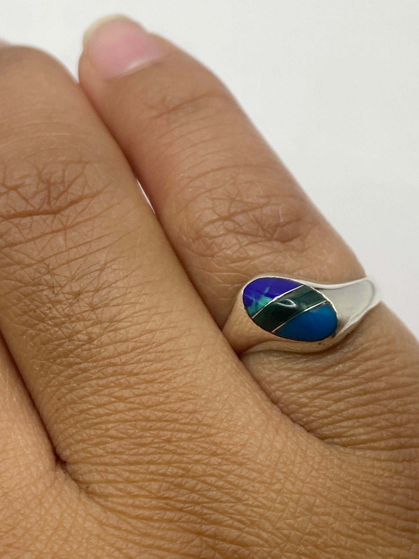 Anillo en dedo mostrando la presencia del solitario de malaquita auténtica