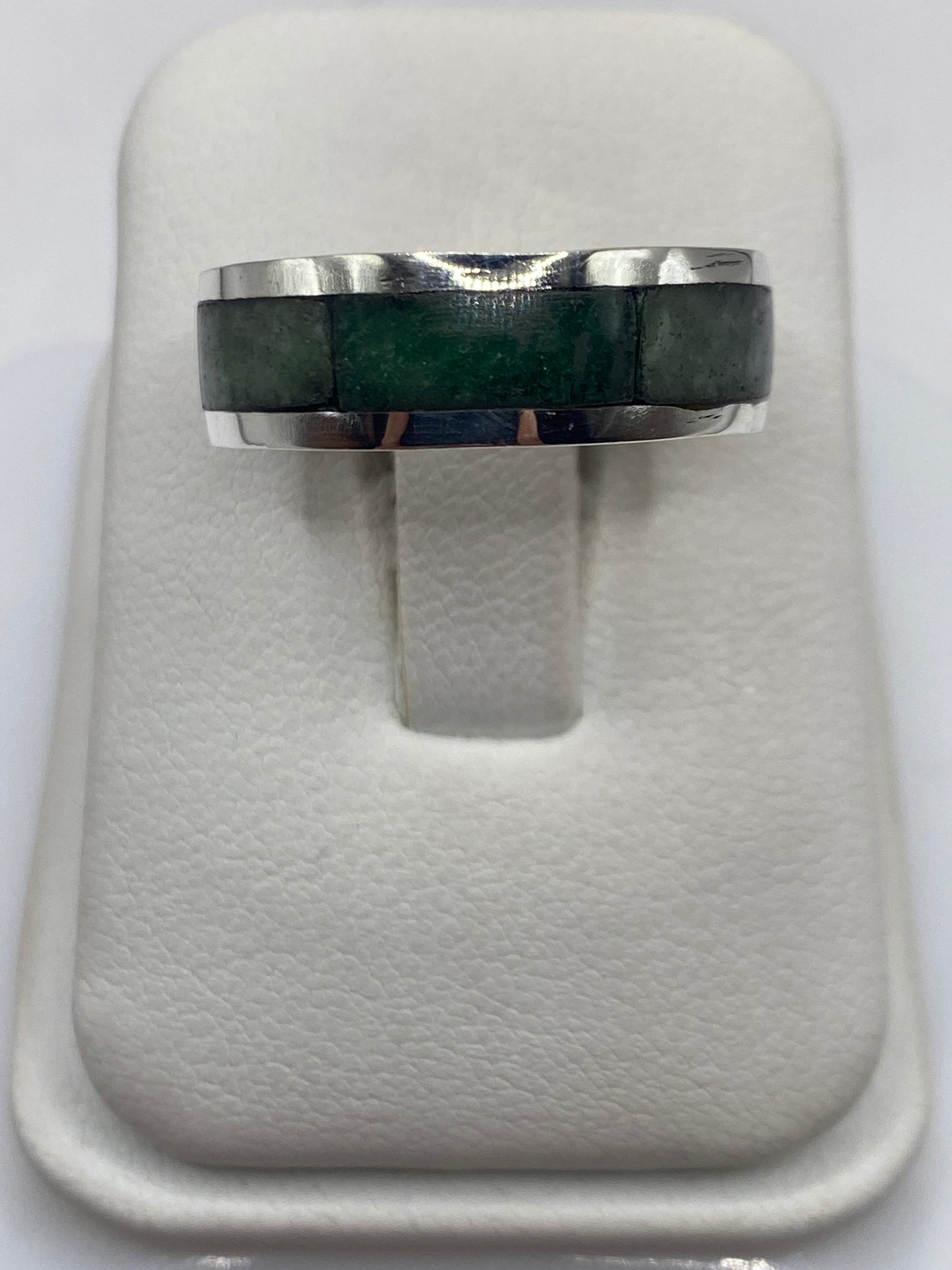 Anillo de plata .950 con eslabón geométrico e incrustación verde, vista frontal sobre fondo blanco
