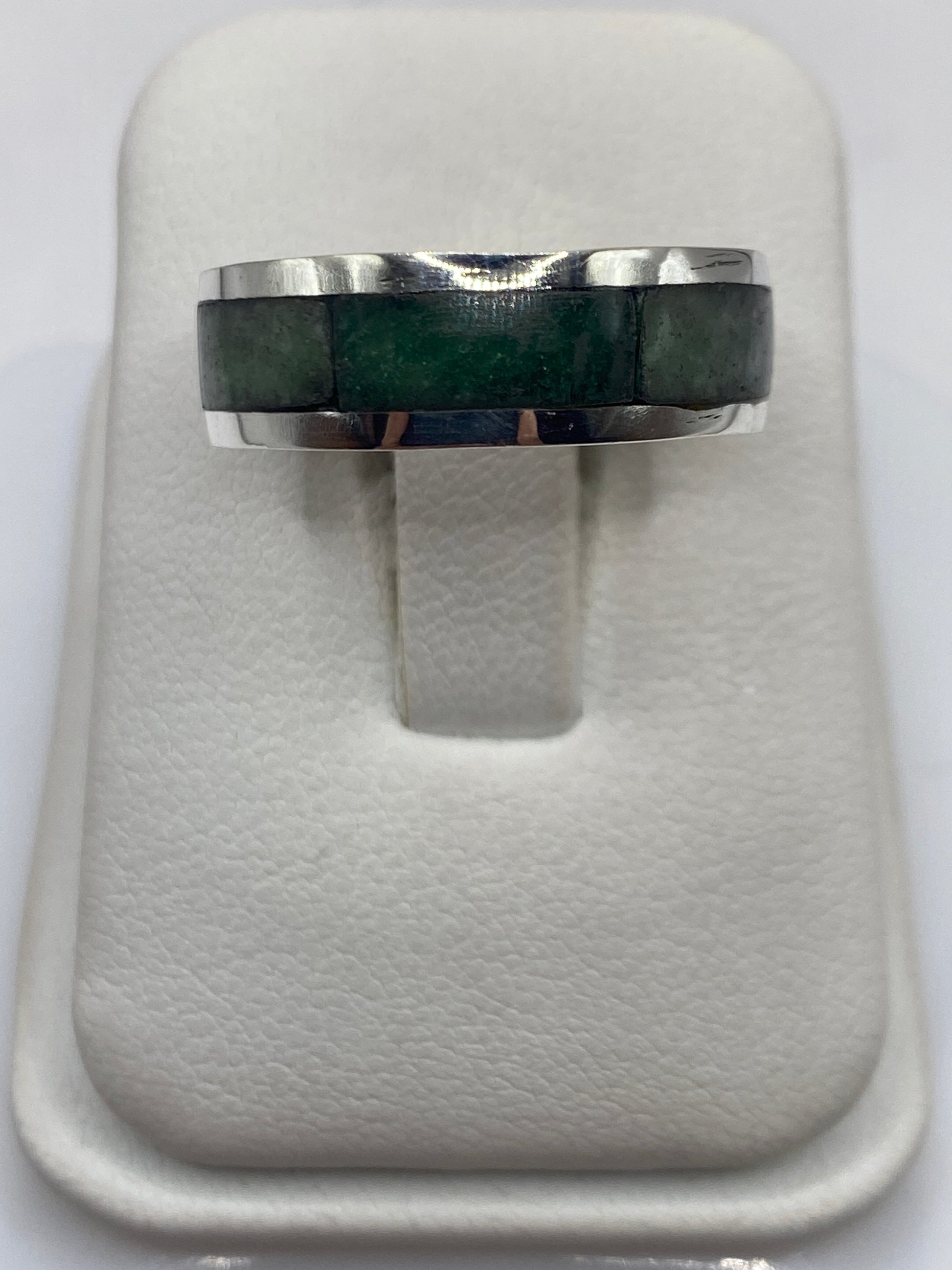 Anillo de plata .950 con eslabón geométrico e incrustación verde, vista frontal sobre fondo blanco
