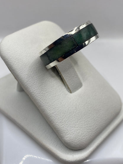 Detalle del eslabón y la piedra verde incrustada en la banda de plata