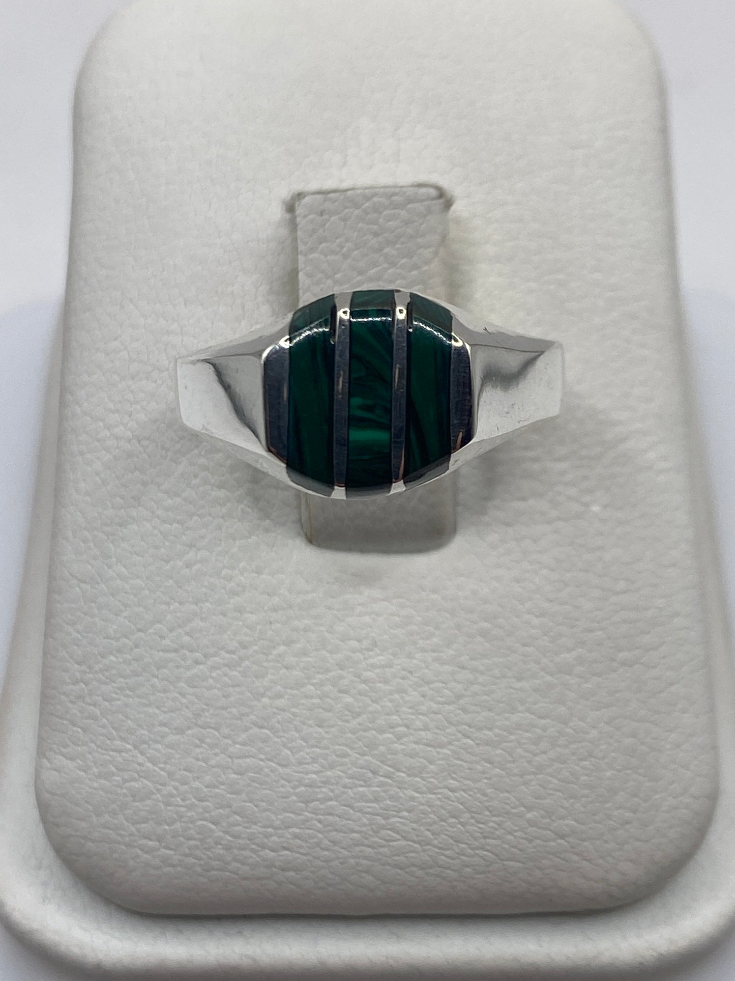 Anillo de plata con malaquita verde en caja de presentación blanca