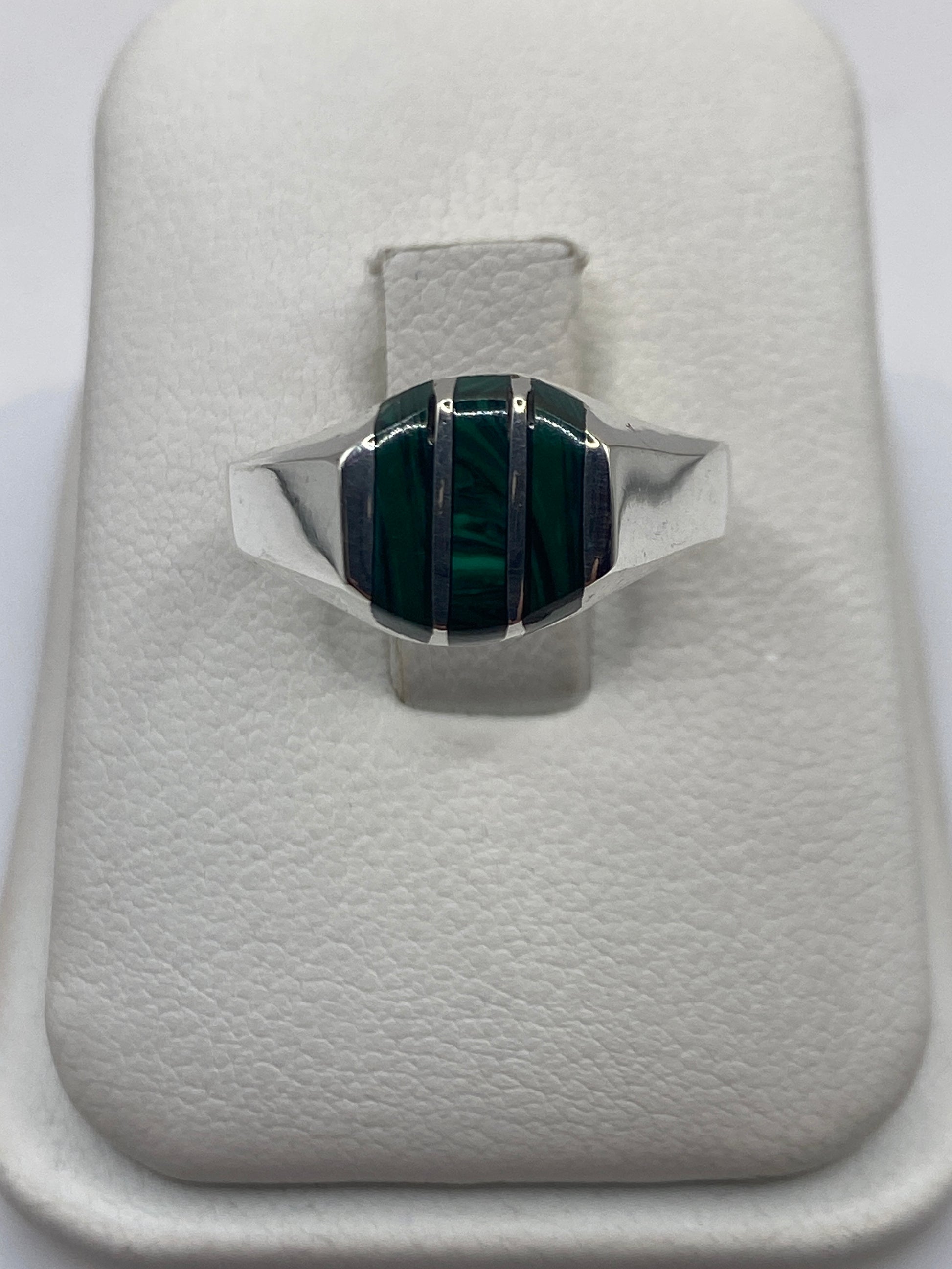 Anillo de plata con malaquita verde en caja de presentación blanca