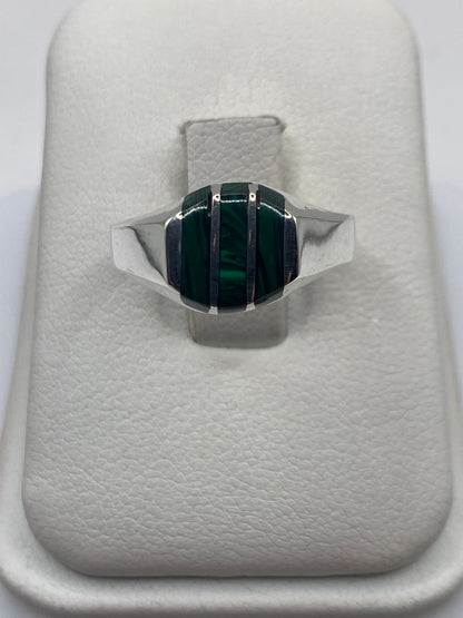 Anillo de plata con malaquita verde en caja de presentación blanca