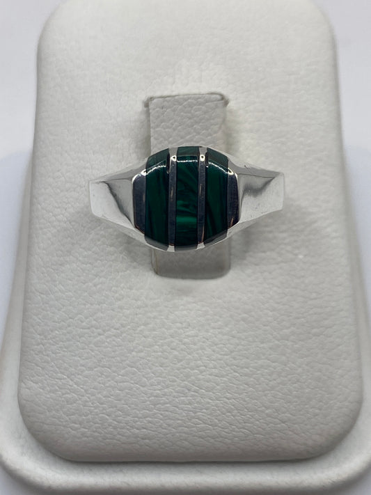 Anillo de plata con malaquita verde en caja de presentación blanca