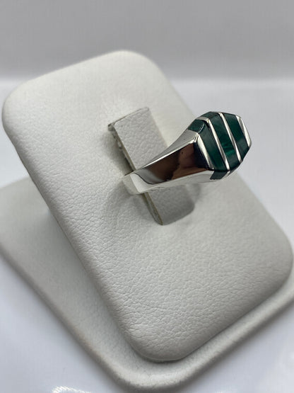 Anillo minimalista de plata .925 con piedra de malaquita natural, vista frontal
