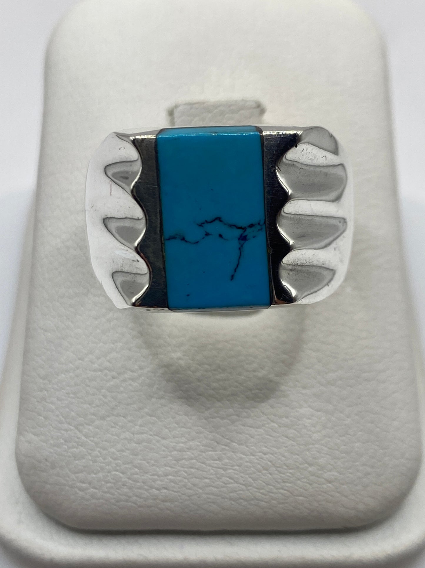 Anillo de plata .925 con turquesa azul cielo y costillas artesanales en tono claro