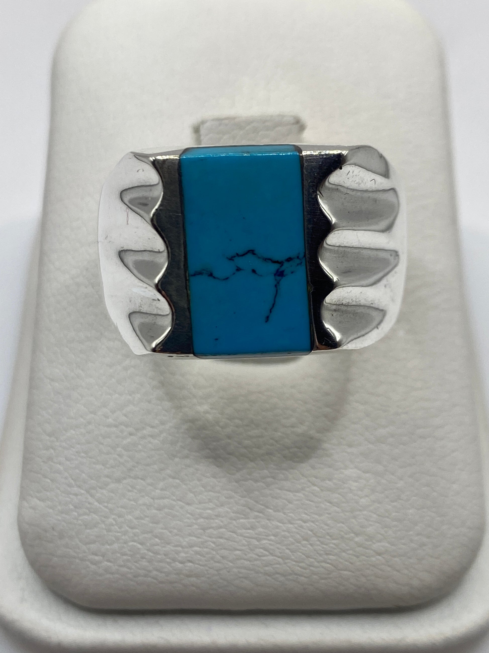 Anillo de plata .925 con turquesa azul cielo y costillas artesanales en tono claro