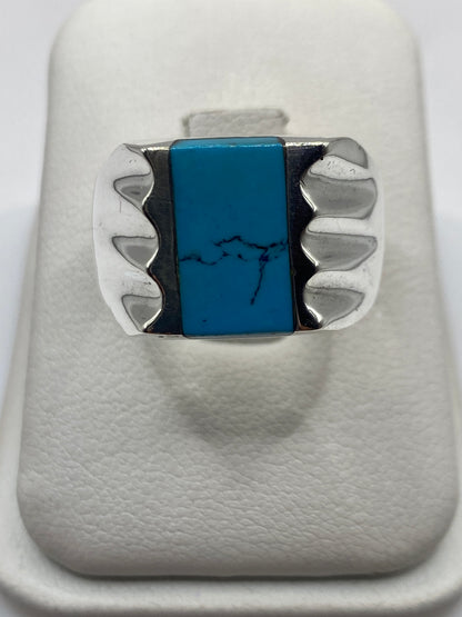 Anillo de plata .925 con turquesa azul cielo y costillas artesanales en tono claro