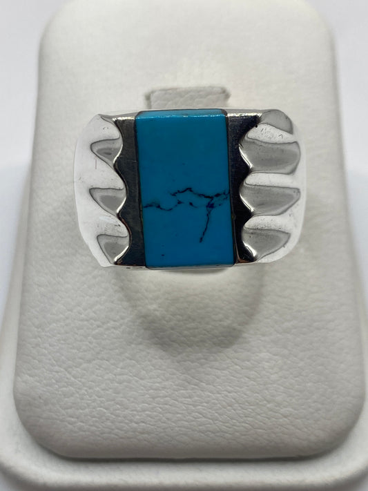 Anillo de plata .925 con turquesa azul cielo y costillas artesanales en tono claro