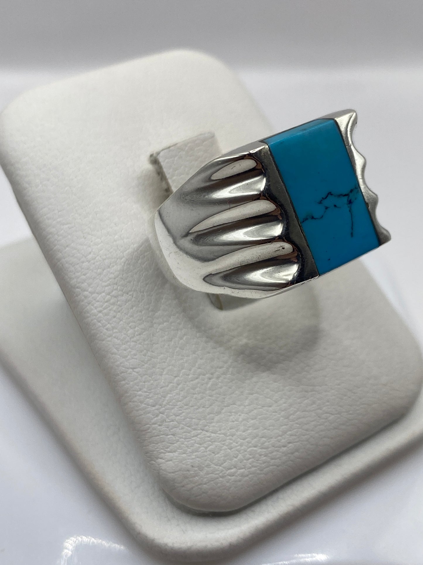 Vista lateral del anillo solitario turquesa mostrando el diseño de costillas a los lados