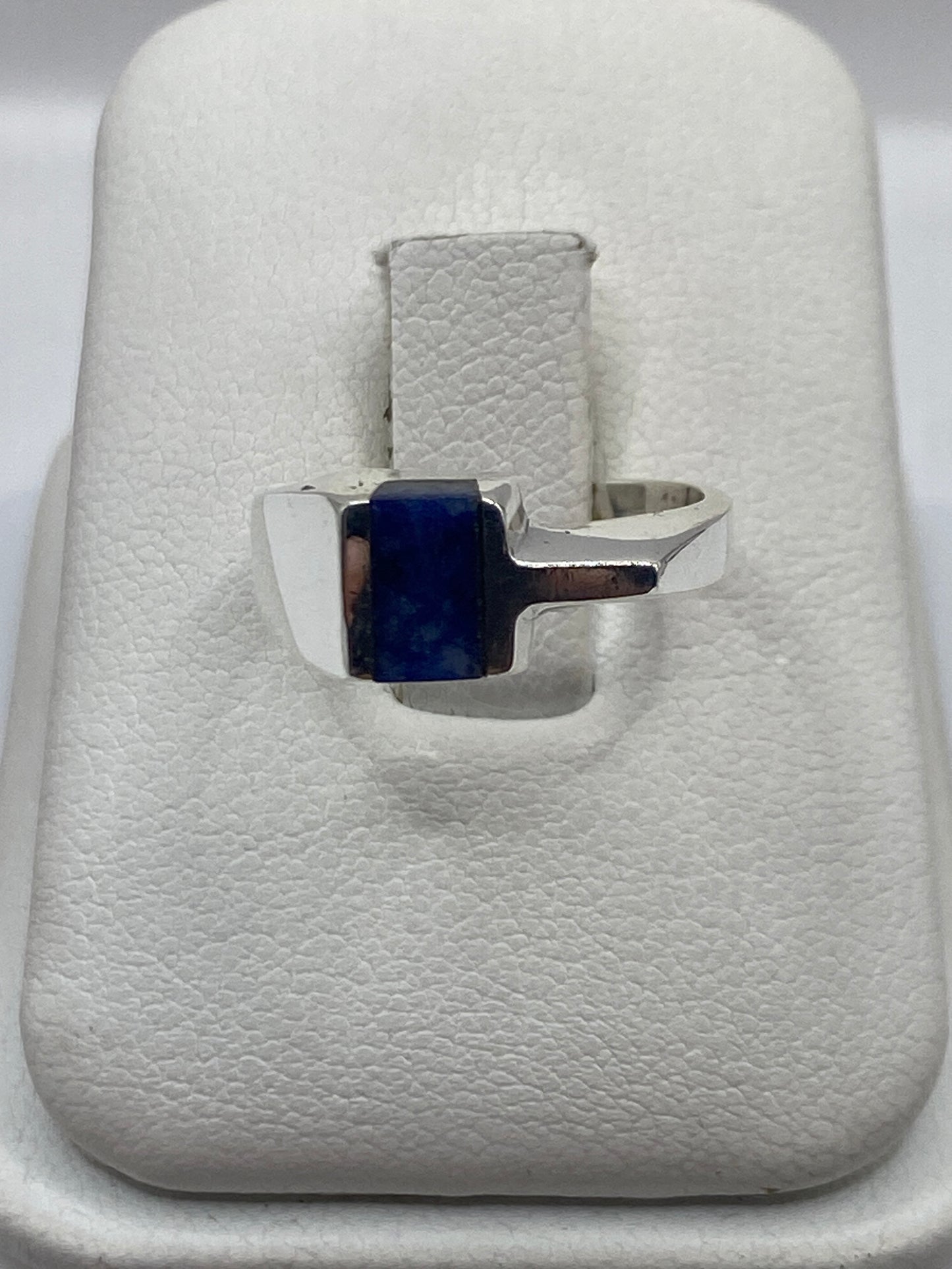 Anillo de plata con lapislázuli azul natural en estuche de presentación blanco