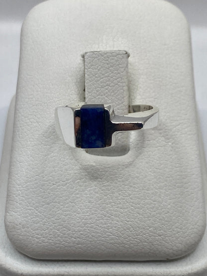 Anillo de plata con lapislázuli azul natural en estuche de presentación blanco