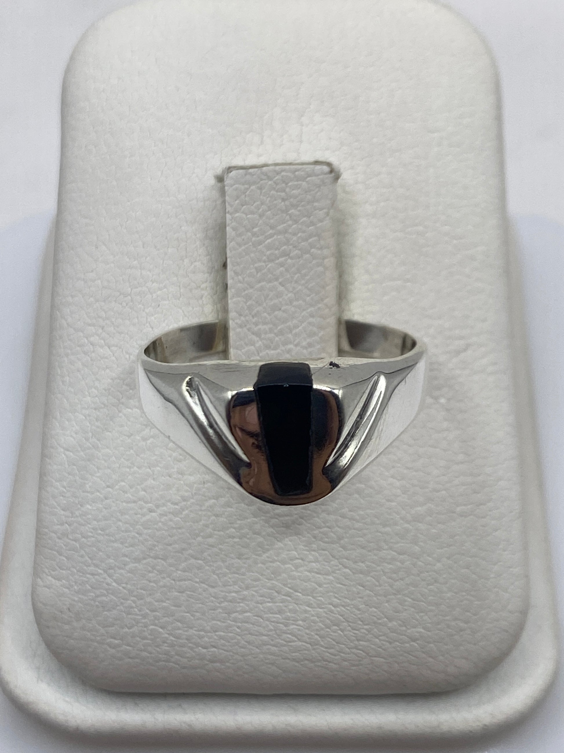 Anillo de plata .925 con ónix negro pulido, frente en estuche blanco de presentación