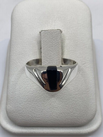 Anillo de plata .925 con ónix negro pulido, frente en estuche blanco de presentación