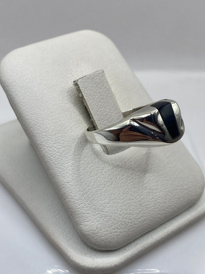 Vista lateral del anillo unisex en plata con piedra ónix, mostrando el perfil limpio