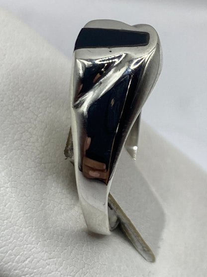 Anillo de ónix negro en la mano, detalle del pulido espejo de la piedra