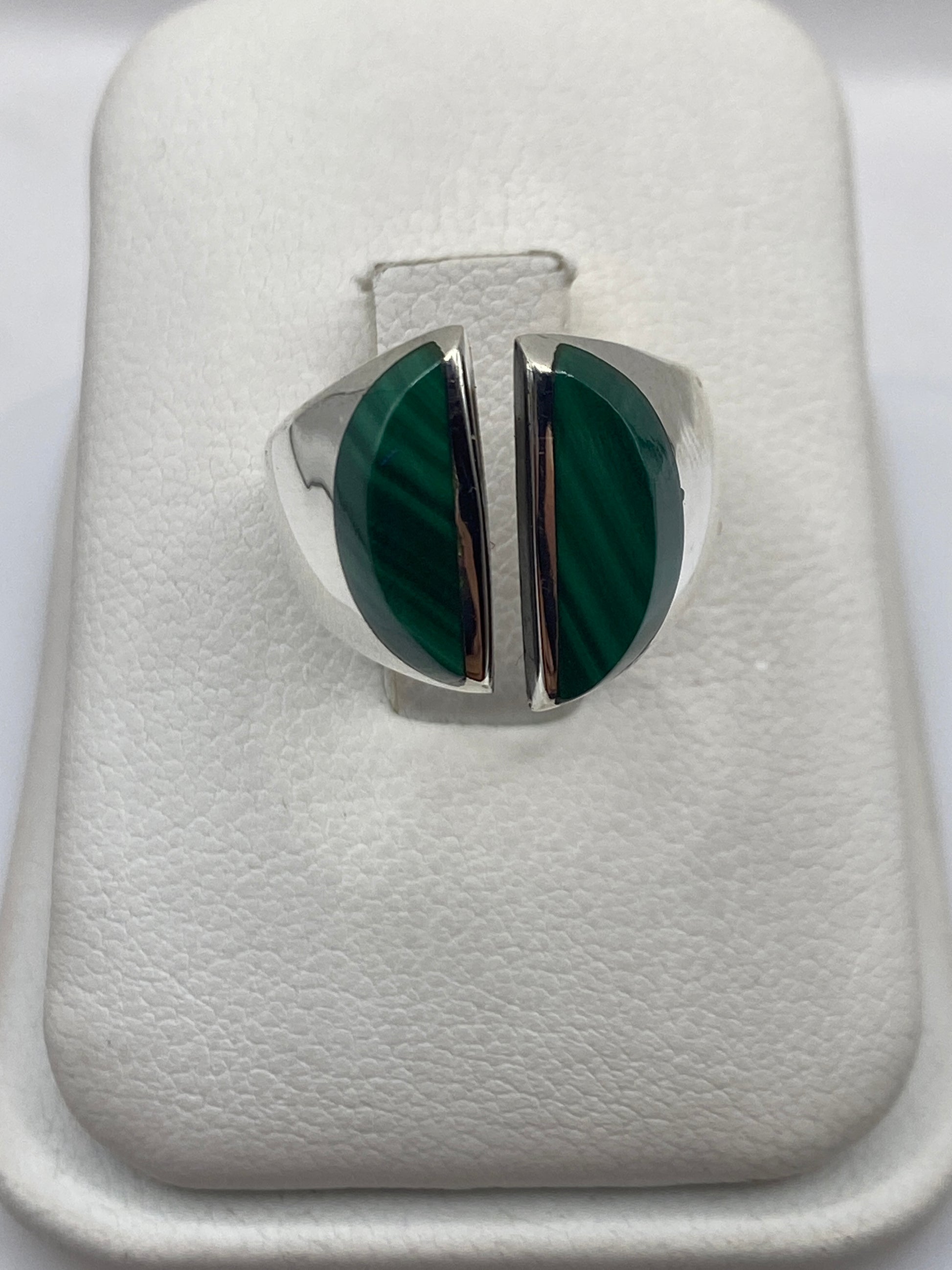 Anillo de plata ajustable con malaquita verde natural y vetas blancas