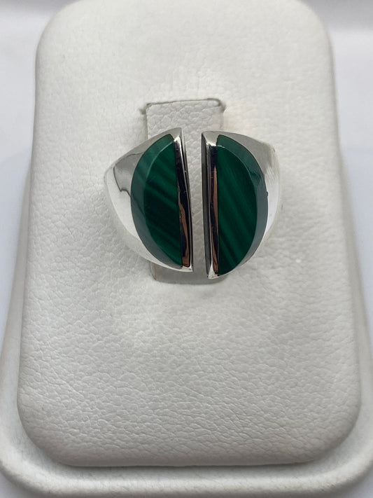 Anillo de plata ajustable con malaquita verde natural y vetas blancas