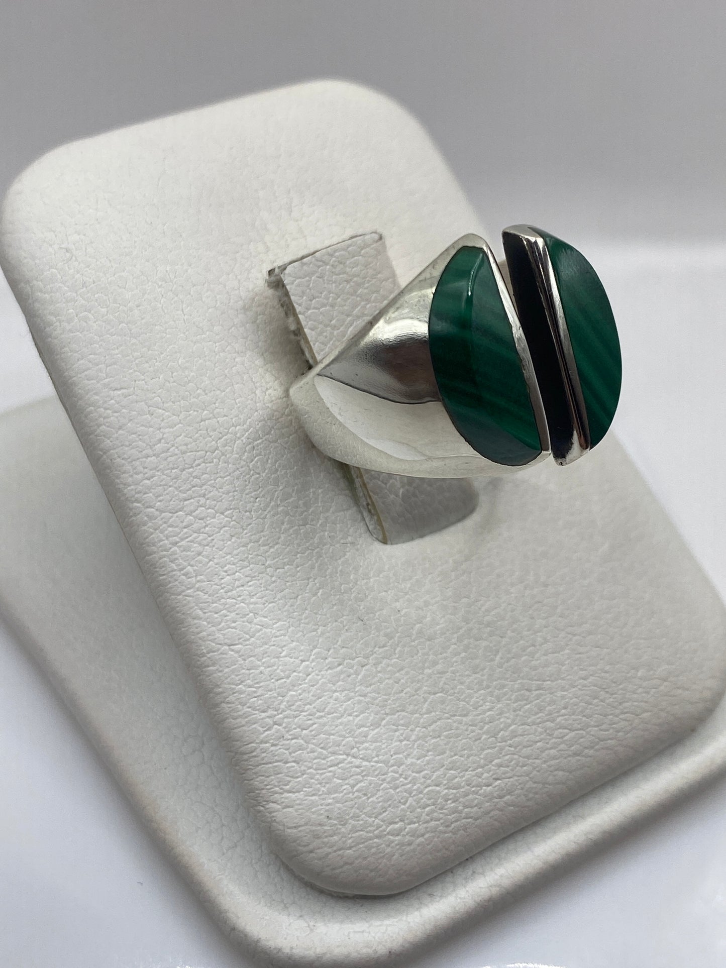 Detalle frontal del anillo solitario de malaquita pulida en plata .925