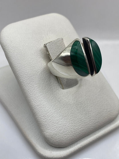 Detalle frontal del anillo solitario de malaquita pulida en plata .925