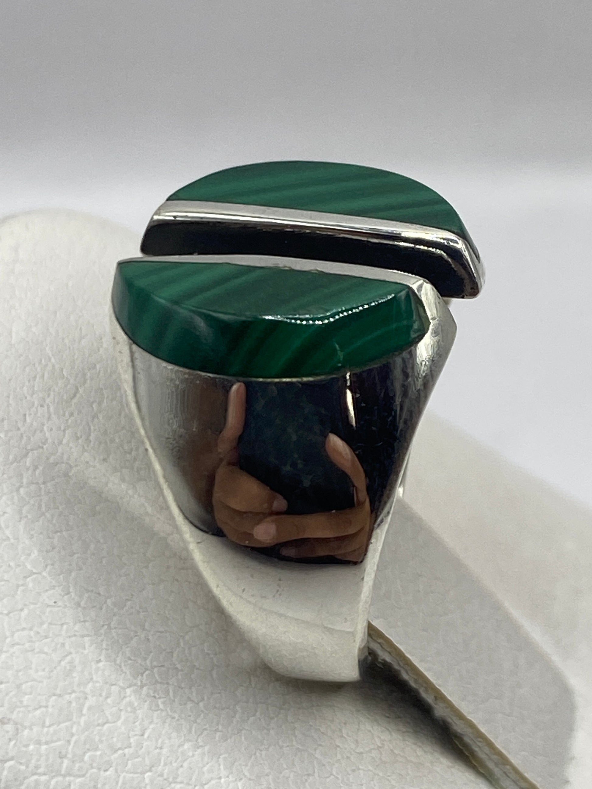 Anillo de malaquita puesto en dedo mostrando el verde profundo de la piedra