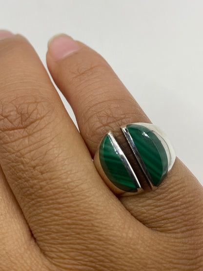Vista de perfil del anillo con sello 925 en la banda de plata