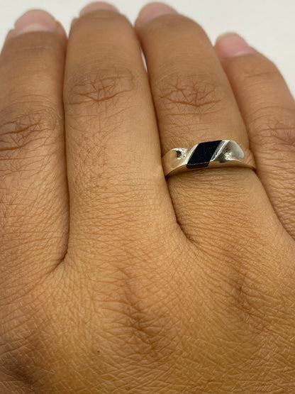 Anillo sobre fondo blanco mostrando el sello .925 MEXICO