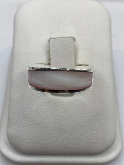 Anillo de plata solitario con piedra rosa pálida en banda pulida, vista frontal