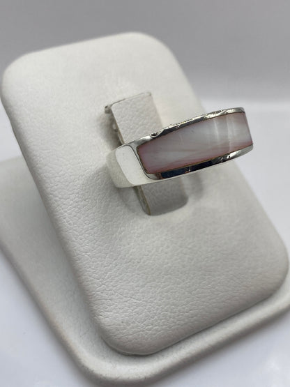 Detalle lateral del anillo solitario mostrando el engaste de la piedra en plata .925
