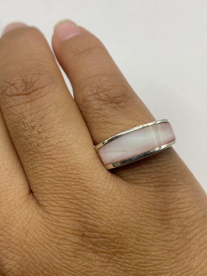 Anillo solitario sobre fondo blanco mostrando el sello 925 de Taxco
