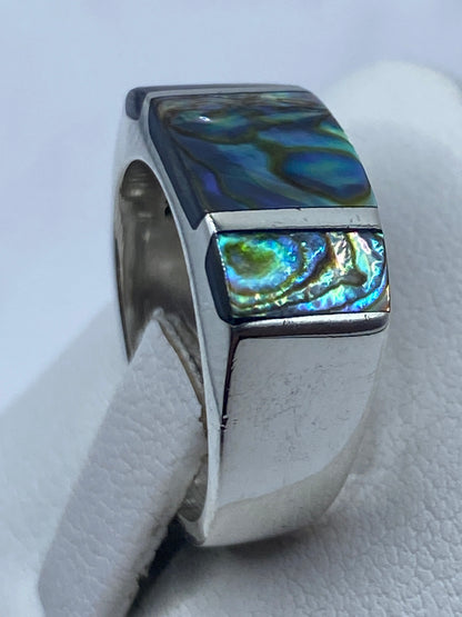 Detalle del engaste manual de la piedra multicolor en plata de Taxco