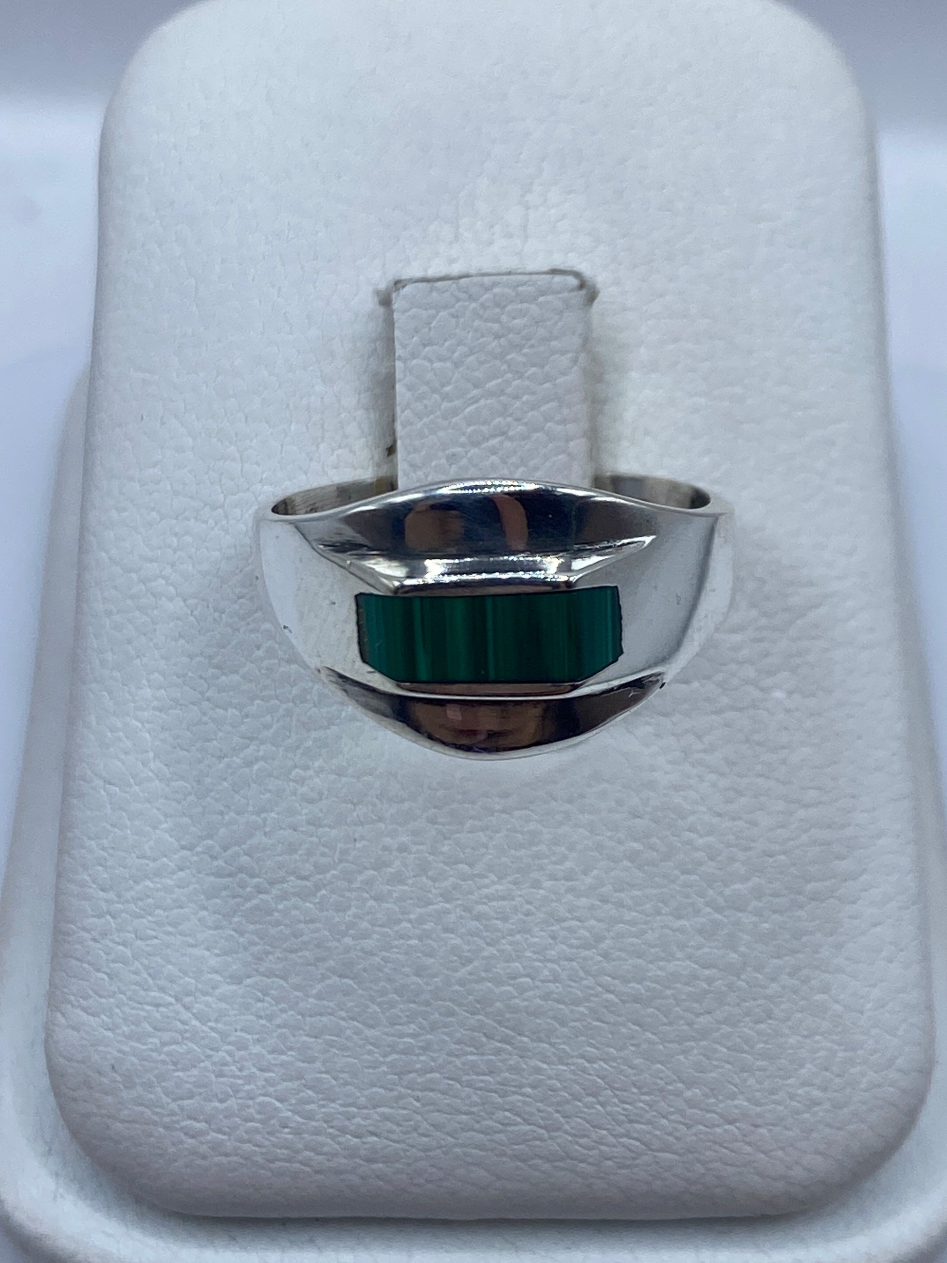 Anillo de plata con malaquita verde en estuche blanco, vista frontal