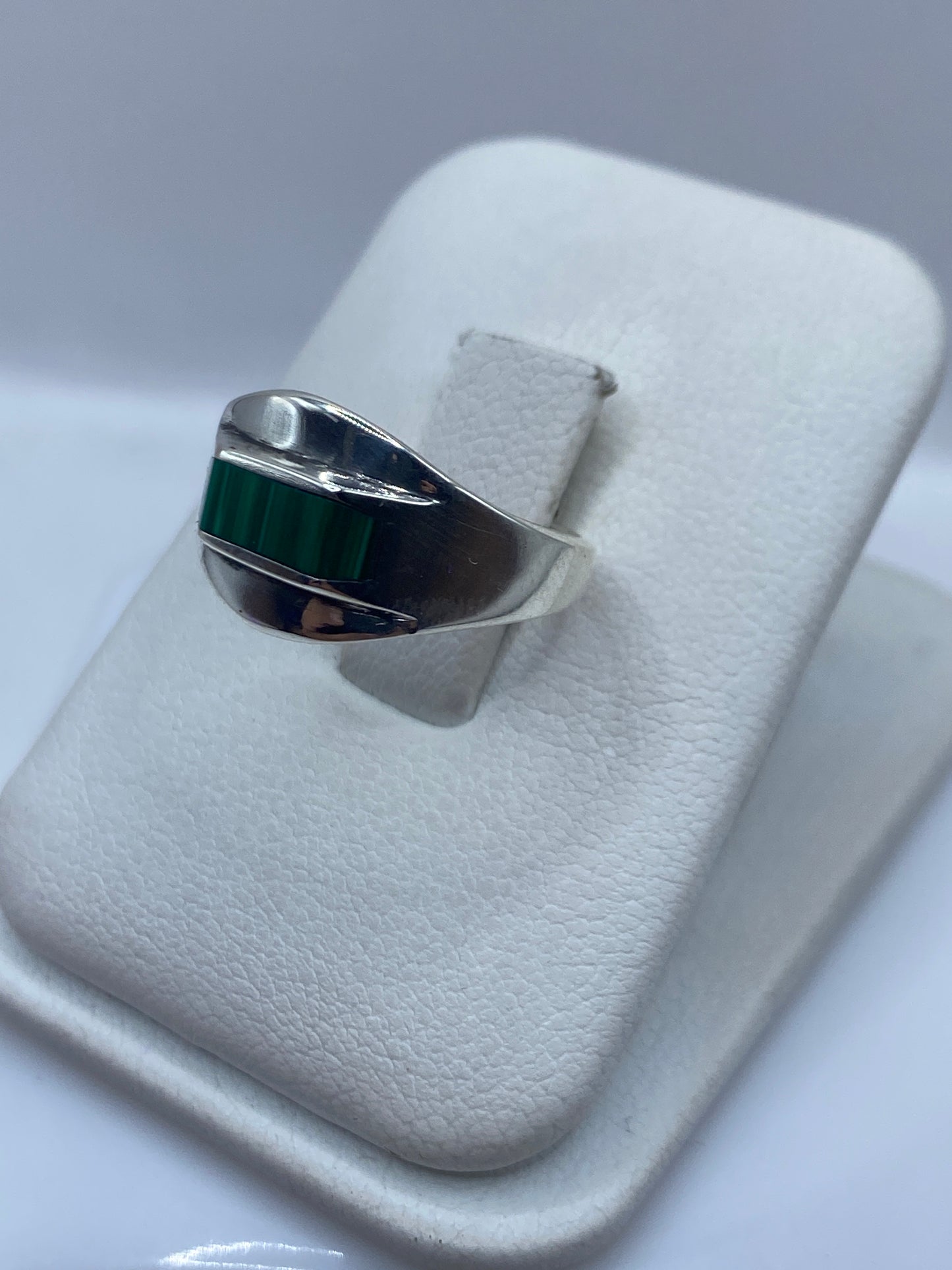 Detalle lateral del anillo de plata .925 con malaquita natural en verde profundo