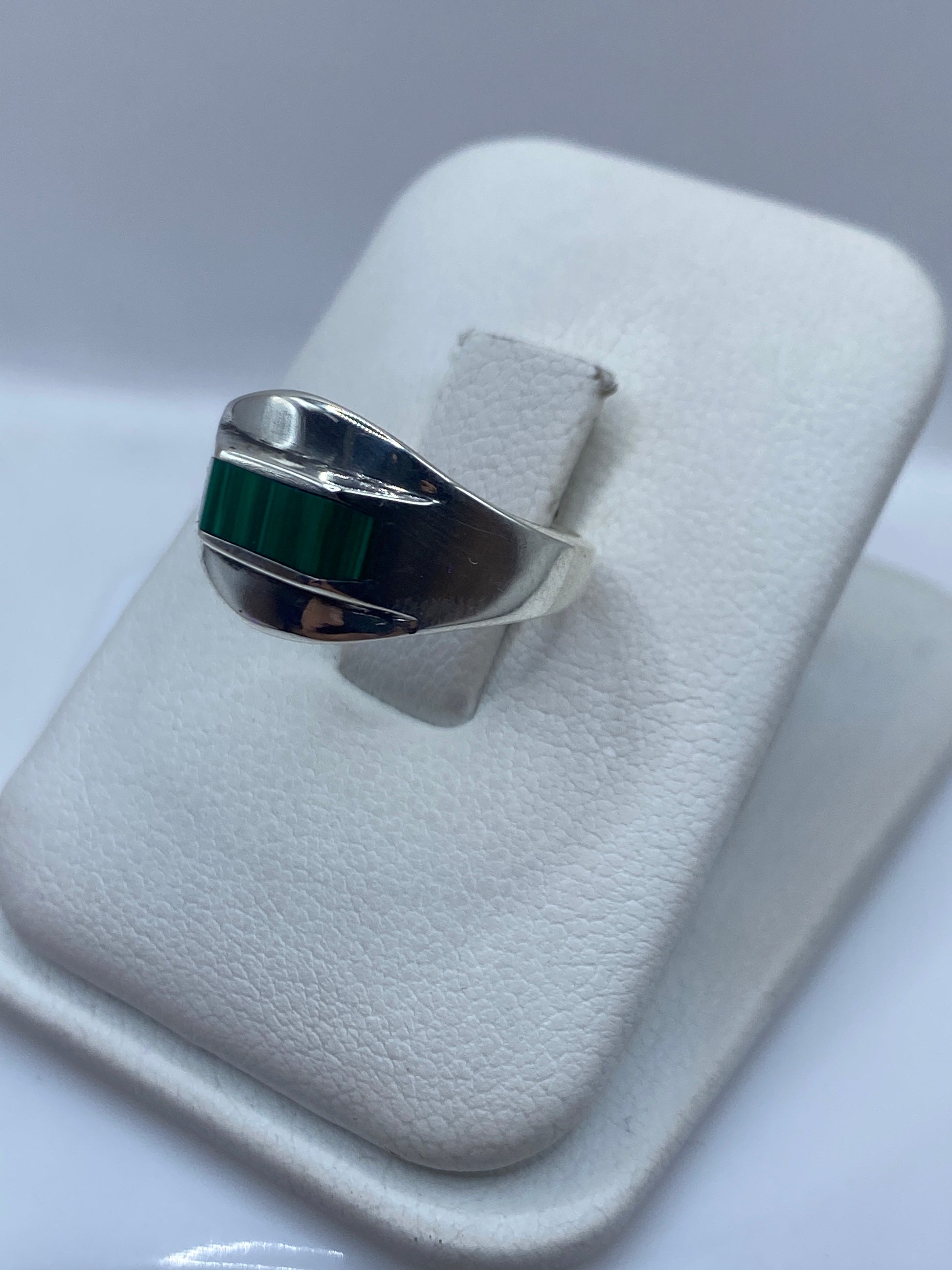 Detalle lateral del anillo de plata .925 con malaquita natural en verde profundo