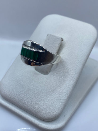 Detalle lateral del anillo de plata .925 con malaquita natural en verde profundo