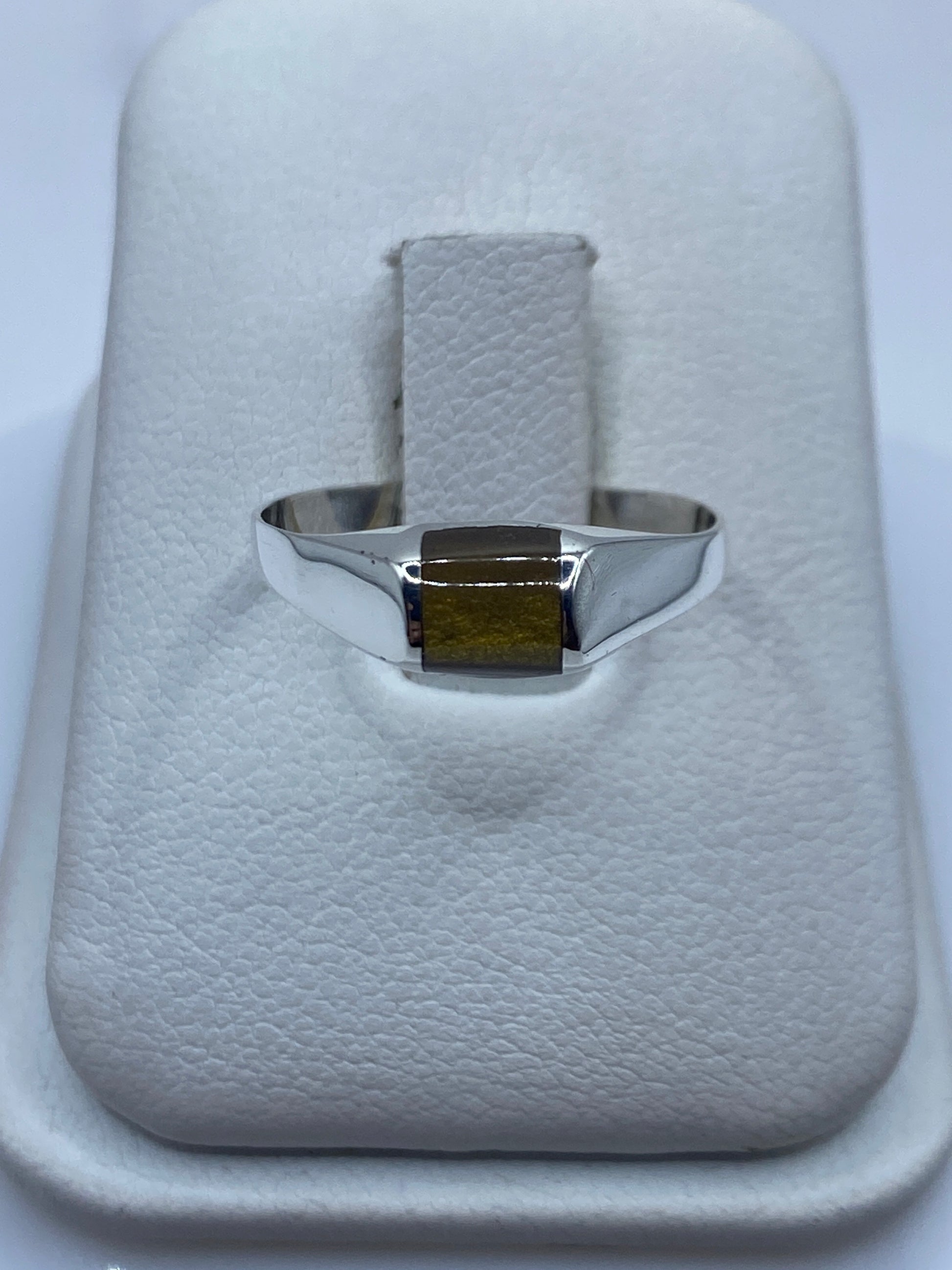 Anillo solitario de plata minimalista en caja de presentación blanca