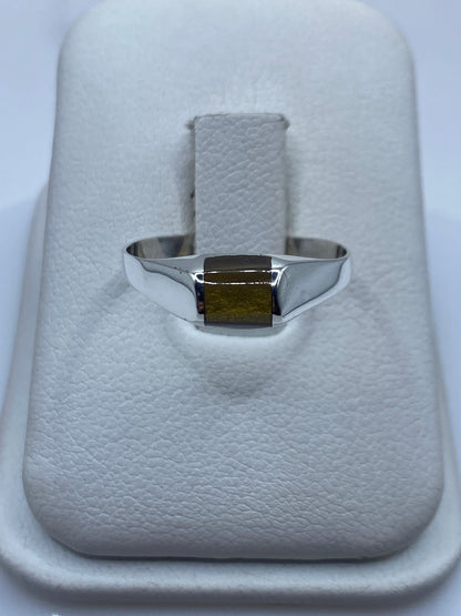 Anillo solitario de plata minimalista en caja de presentación blanca