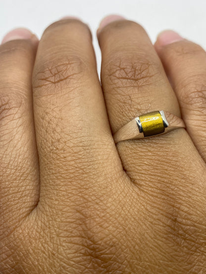 Anillo solitario en dedo, mostrando presencia elegante y discreta