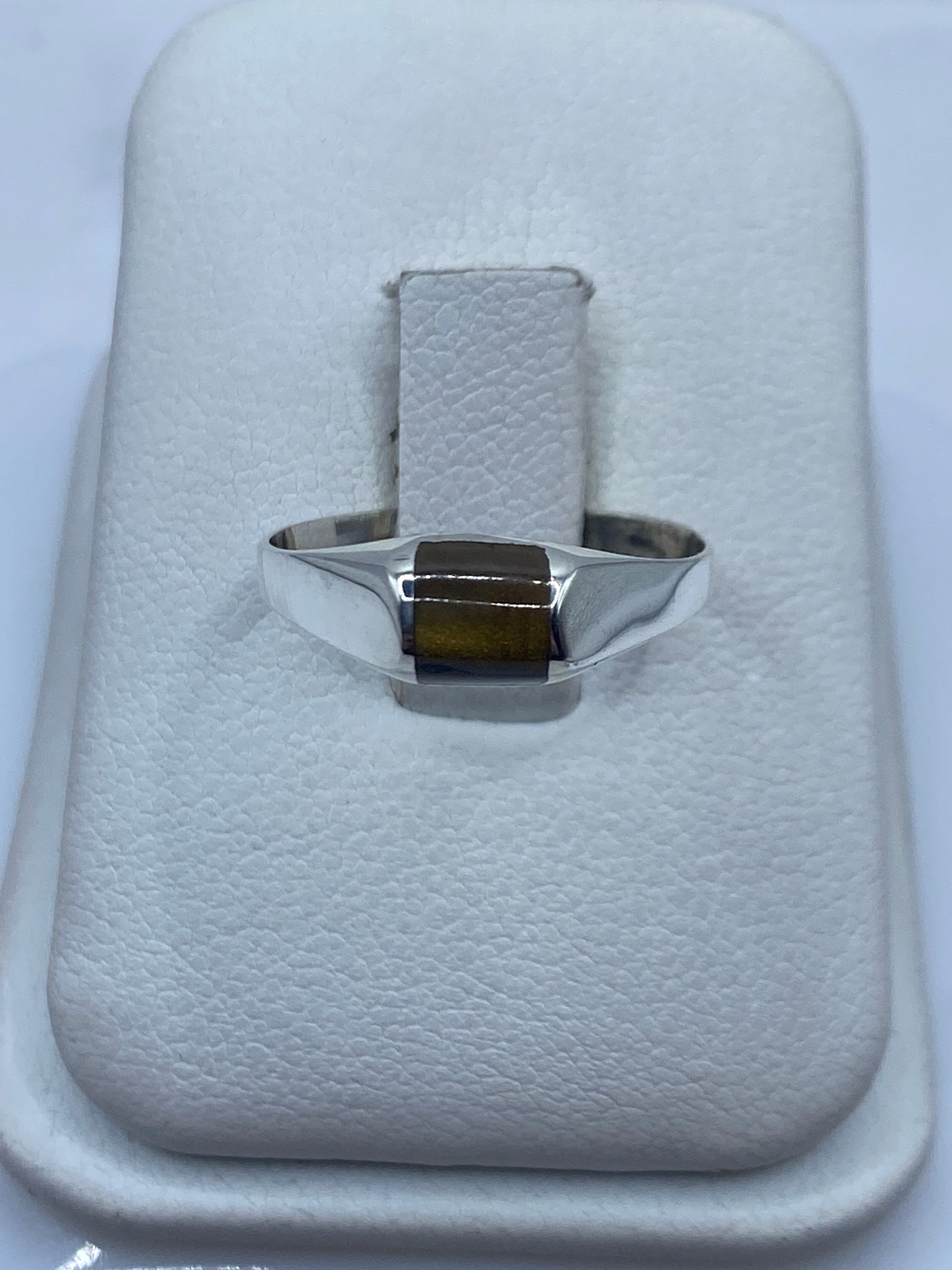 Anillo de plata minimalista con piedra engastada, vista frontal en estuche blanco