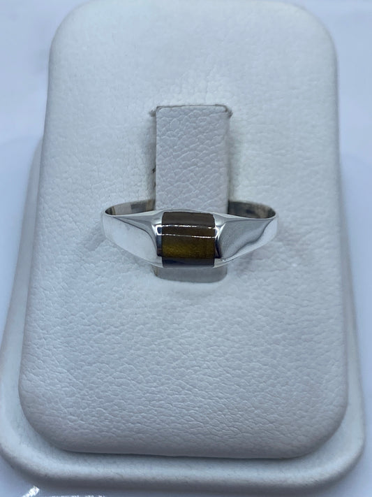 Anillo de plata minimalista con piedra engastada, vista frontal en estuche blanco