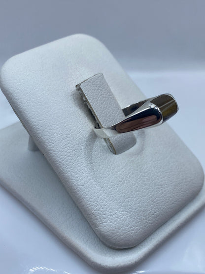 Anillo solitario de plata .925 visto de lado, mostrando el perfil elegante
