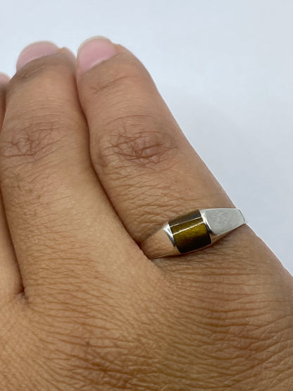 Anillo de plata en la mano de una mujer, mostrando el diseño limpio y la comodidad diaria